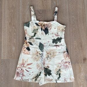 Express Cream Floral Linen Lined Romper. Size Medium.